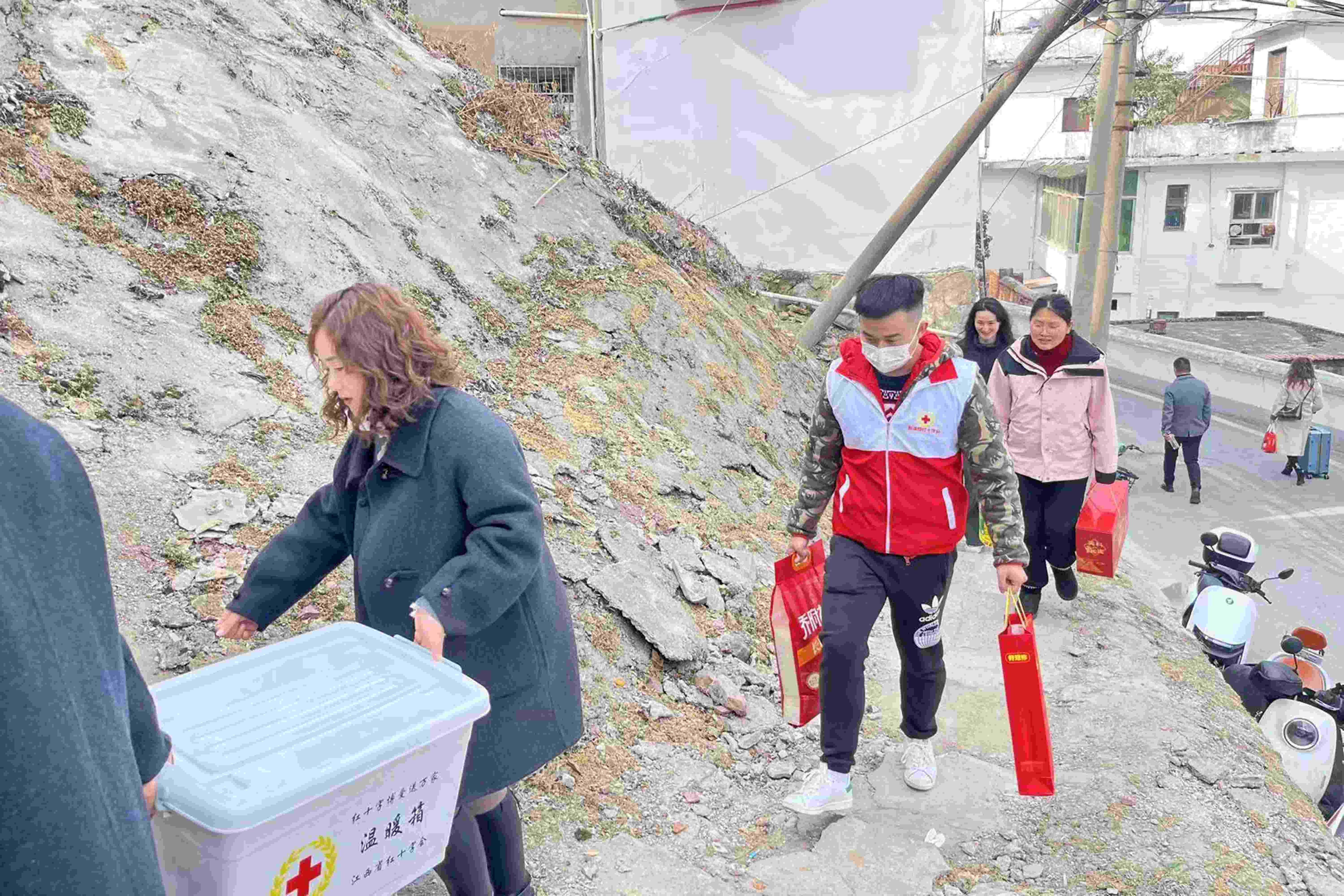 江西z6尊龙医疗为彭泽县60户穷困户送温暖